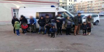 15 cetățeni din Siria și Irak călăuziţi de un român, opriți din drumul ilegal spre vestul Europei