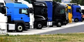 Un şofer român de TIR s-a ales cu amendă şi dosar după ce a furat curent într-o parcare din Germania