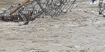 Pericol la Târgu Lăpuş. Apele crescute au dus la vale podul