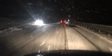 Strat de zăpadă de 20 de centimetri în Maramureș. Drumarii acționează de la prima oră a dimineții