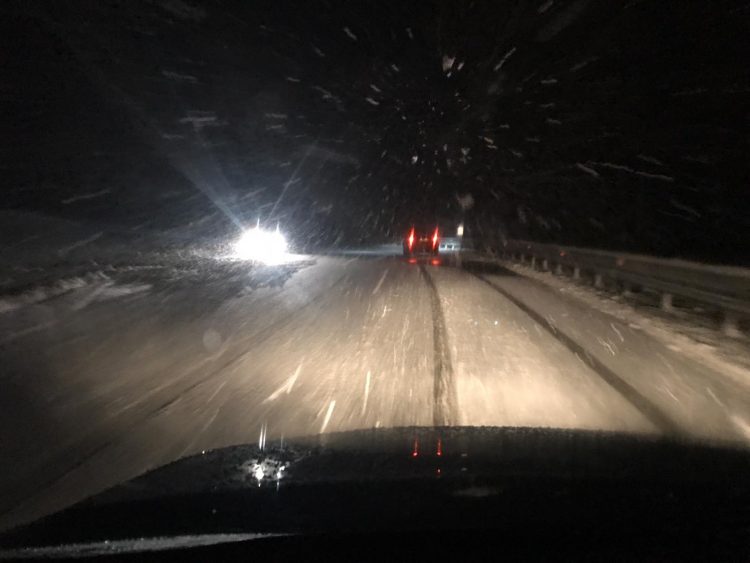 Strat de zăpadă de 20 de centimetri în Maramureș. Drumarii acționează de la prima oră a dimineții