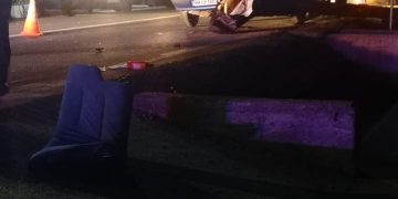 În încercarea de a scăpa de poliţişti a ajuns cu autoturismul în gardul unei case din Satulung