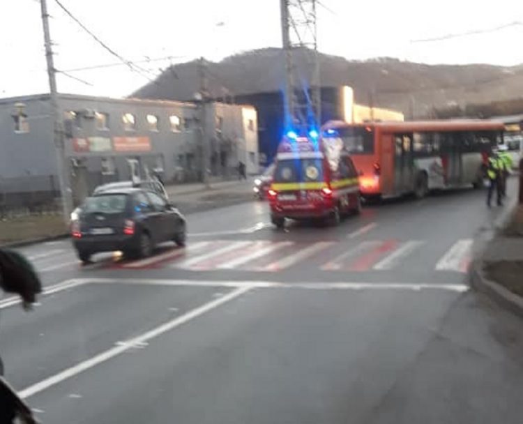 Actualizare / Femeie de 62 de ani, lovită de un autobuz pe trecerea pentru pietoni pe str. 8 Martie din Baia Mare