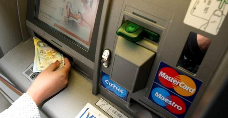 Poliţiştii din Baia Sprie au identificat persoanele care au furat o sumă de bani din fanta unui bancomat: doi minori
