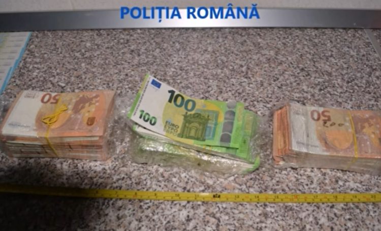 Circa 90.000 de euro contrafăcuţi, descoperiţi de poliţişti