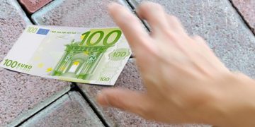 Prinsă de poliţişti după ce a sustras 100 de euro dintr-o locuinţă din Botiza