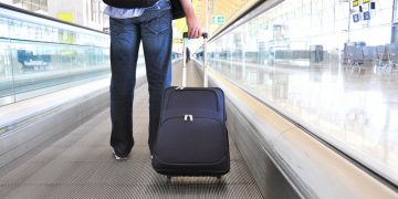 Jumătate dintre tinerii între 16 şi 34 de ani vor să plece peste hotare