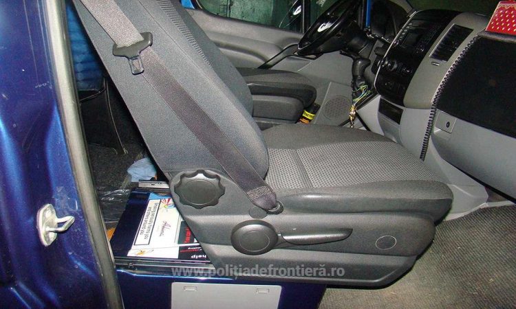 Circa 1.000 de pachete cu țigări ascunse sub capotă, în compartimentul motor, precum şi sub scaunul din dreapta față al unui microbuz