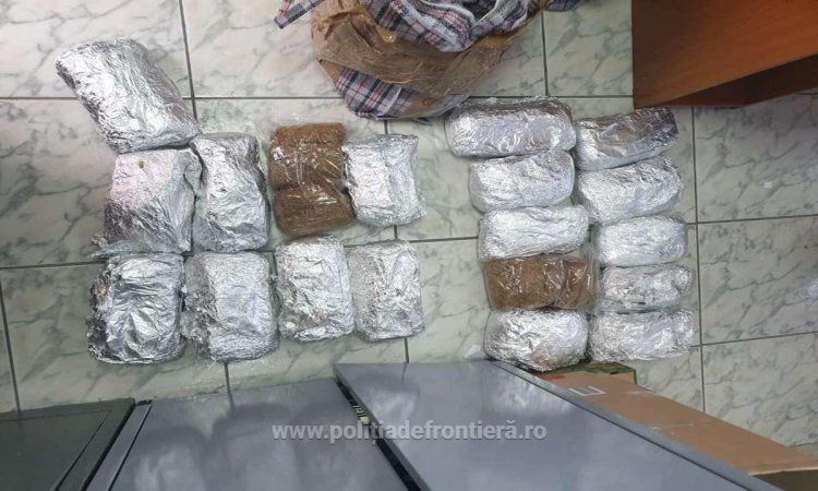 Aproximativ 20 kg de tutun, descoperite la Petea ascunse într-un microbuz condus de un maramureşean