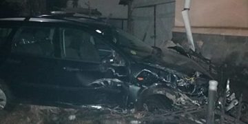 A făcut praf gardul unei case și apoi a fugit de la locul accidentului – FOTO