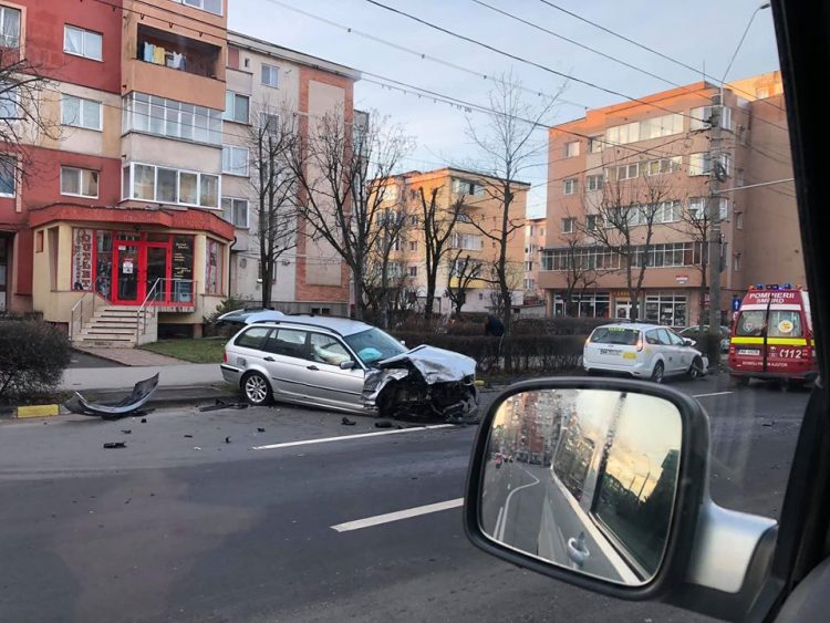 Accident pe Bulevardul Traian din Baia Mare. Un taxi și un BMW s-au ciocnit frontal – FOTO