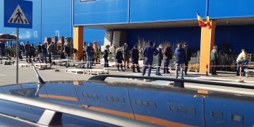 Buluceală la Dedeman. Zeci de băimăreni și-au amintit că nu au becuri și pământ la flori