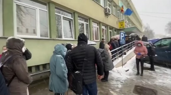 Umilitor! Bolnavii de cancer din Cluj stau la coadă în frig pentru medicamente – video