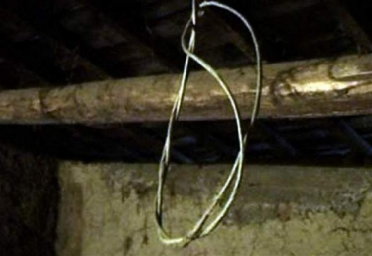 Un deţinut s-a spânzurat în grupul sanitar al camerei