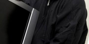 Identificat de poliţişti şi cercetat după ce a sustras un televizor dintr-o cabană