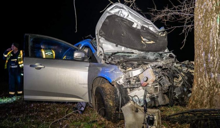Doi români aproape morţi în Ungaria. Un şofer începător a făcut maşina praf într-un copac