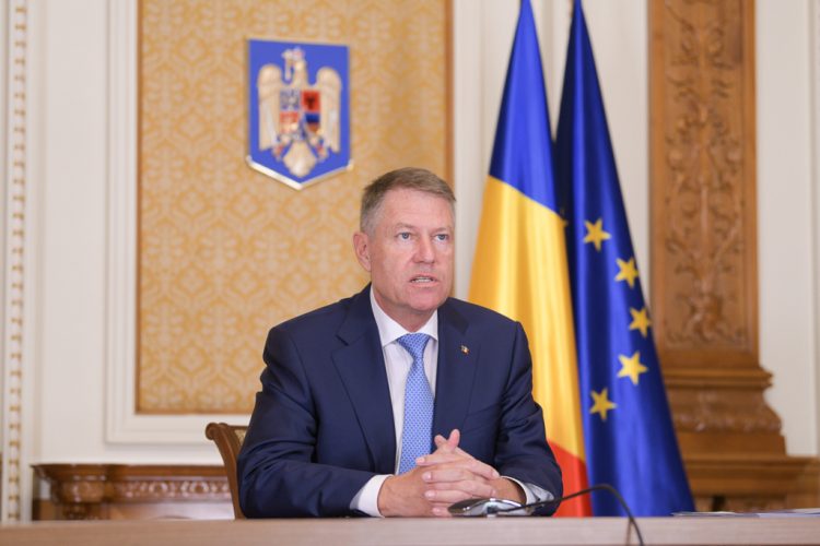 Klaus Iohannis face un apel către pensionari: Nu vă expuneți inutil la un risc uriaș!