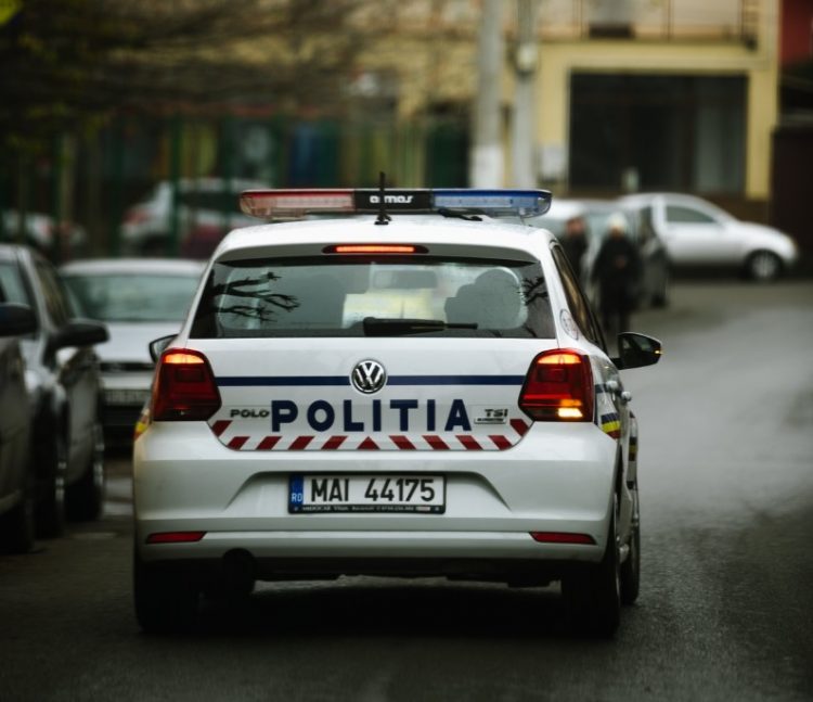 Un tânăr din Curtuiușu Mare a fost ținut de familie în podul casei. Acesta s-a întors din Italia