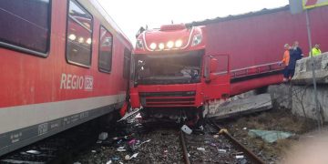 Accident spectaculos. Un TIR a căzut pe calea ferată chiar când trecea trenul