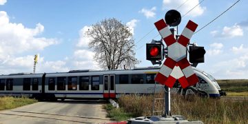 Maşina unui poliţist de frontieră de la Valea Vişeului, lovită de tren, la o trecere de nivel cu calea ferată