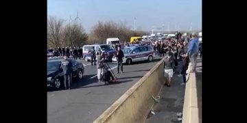 Mii de români sunt din nou blocaţi la graniţa dintre Austria și Ungaria. Vameșii maghiari păzesc autostrada – video