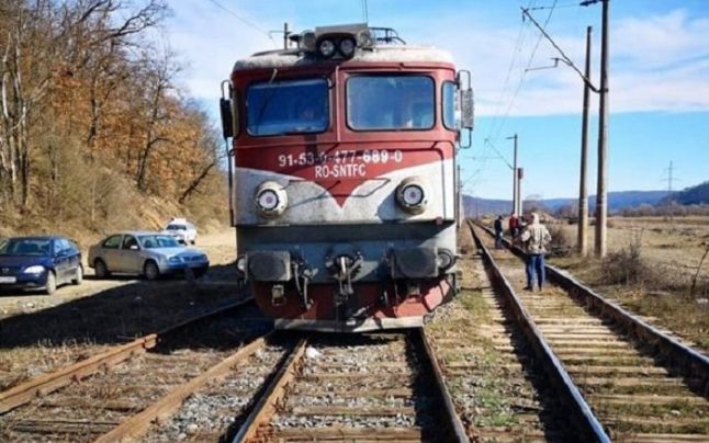 Femeie lovită de tren la Țicău. Este așteptată intervenția elicopterului SMURD