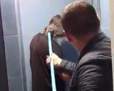 Imagini greu de privit. Bărbat spălat cu mopul pe față de un grup de maramureșeni – VIDEO