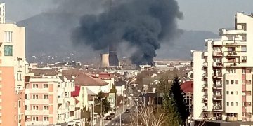 Flăcări până la cer pe strada Electrolizei de la un foc scăpat de sub control – VIDEO