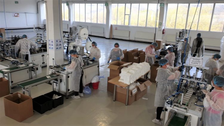 Grupul TAPARO și-a extins capacitatea de producție a măștilor chirurgicale la 300.000 de bucăți/zi