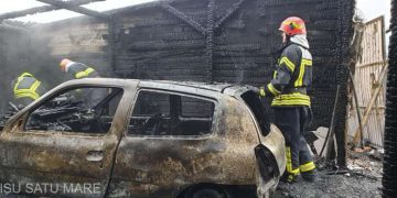 Un autoturism şi un scuter, distruse într-un incendiu provocat de un trăsnet