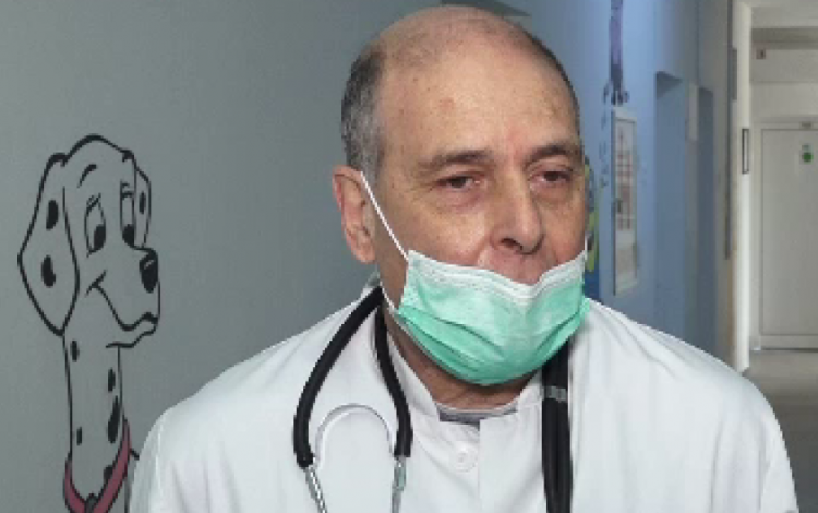 Doctorul Virgil Musta semnalează o greșeală făcută de mulți români: „Nu mai purtați mască şi mănuşi în mașină sau în aer liber!”