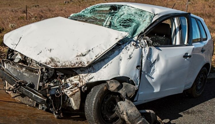 Trei tineri au murit într-un accident cumplit. Mașină lor a fost făcută praf, după ce a lovit un stâlp și un gard