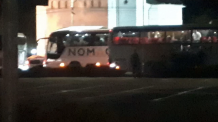 Români scoși din țară noaptea, cu autocarele. „Dorm în câmp, primesc 2 EURO și trei conserve“