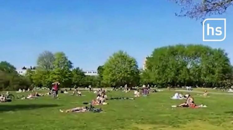 Sute de oameni au ieșit în parc la Frankfurt și au fost felicitaţi de poliţiști.  VIDEO