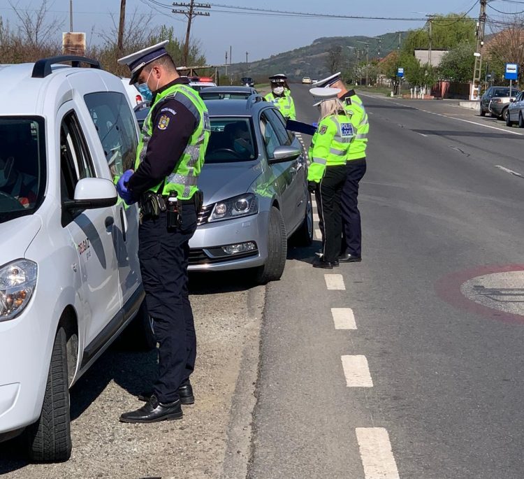 Pe drumurile publice din judeţ, pentru verificarea respectării ordonanţelor militare şi pentru prevenirea producerii accidentelor