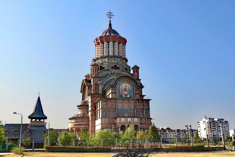 Și totuși, de ce nu se redeschid lăcașurile de cult?