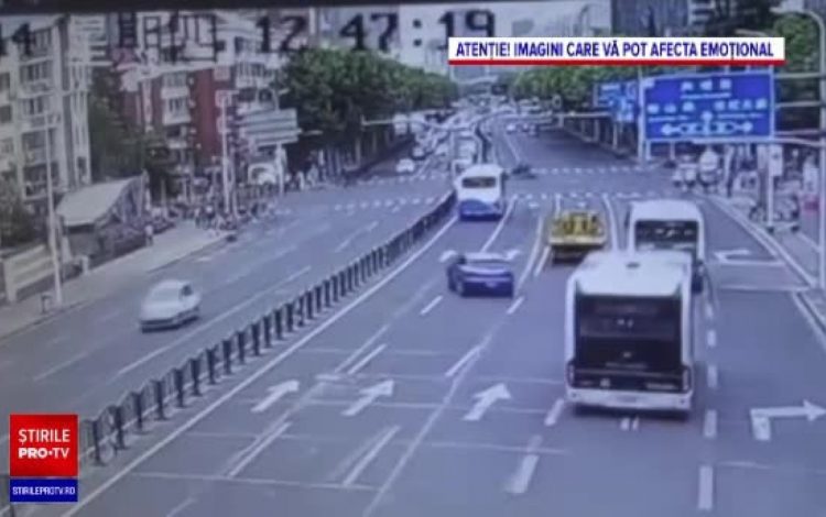 Accident uluitor: Un șofer a intrat cu mașina în pietoni