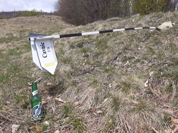 Indicatoare de trasee turistice din Maramureș, vandalizate