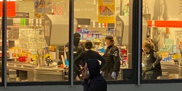 Reglare de conturi între două clanuri de romi din Baia Mare. Au făcut praf un supermarket din oraș – FOTO și VIDEO