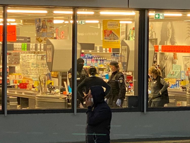 Reglare de conturi între două clanuri de romi din Baia Mare. Au făcut praf un supermarket din oraș – FOTO și VIDEO