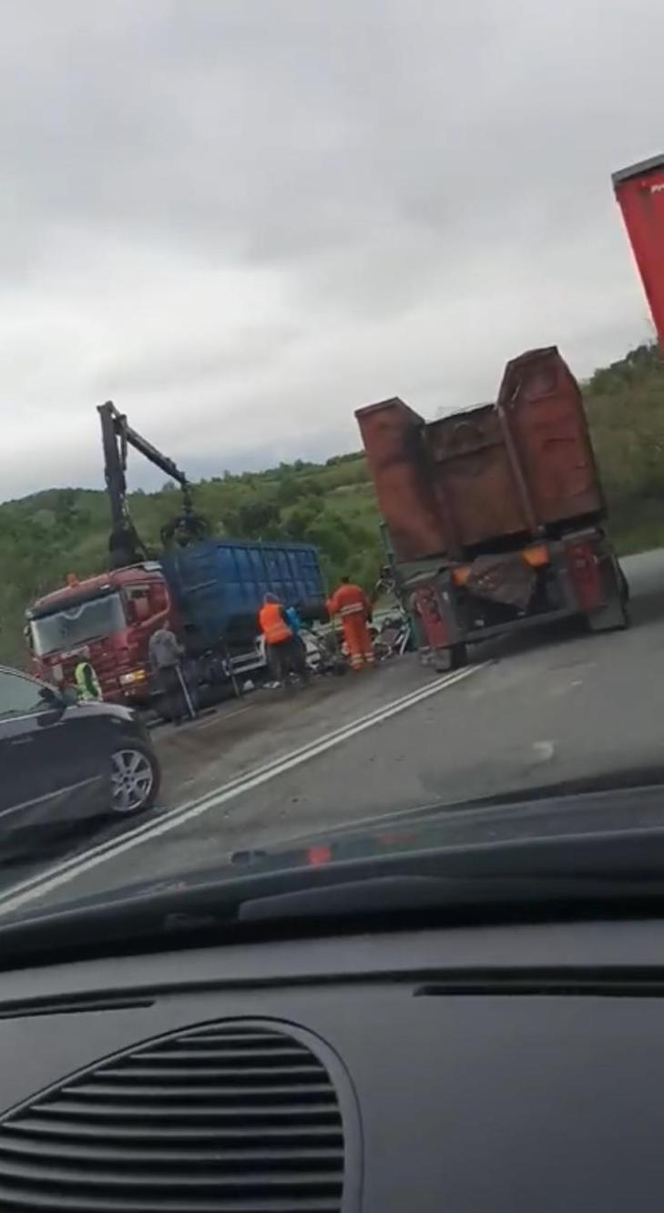 Atenție șoferi! Se circulă greu pe Mesteacăn din cauza unui TIR răsturnat