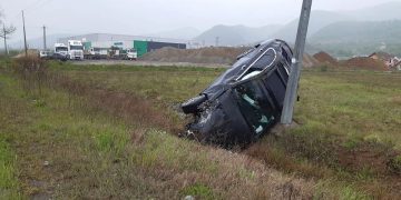 Impact la intrarea în Cicârlău. O maşină a fost proiectată într-un stâlp – GALERIE FOTO