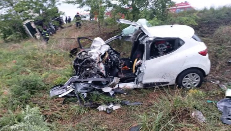 Bebeluș de 10 luni, mama și tatăl lui, morți pe șosea, după ce mașina lor s-a izbit de un TIR