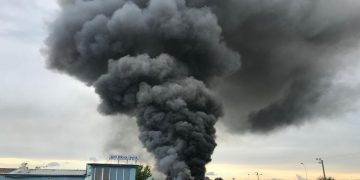 Actualizare / Hală în flăcări în Baia Mare – GALERIE FOTO