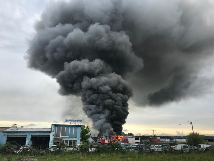 Actualizare / Hală în flăcări în Baia Mare – GALERIE FOTO