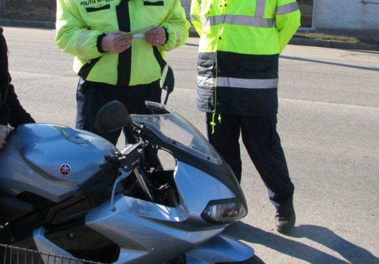 Minor din Bârsana depistat de poliţişti conducând o motocicletă neînmatriculată