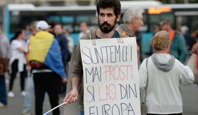 Protest în Piața Victoriei împotriva Guvernului, a restricțiilor și a presei din România