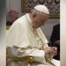 Papa Francisc, într-o scrisoare despre rozariu: „Fecioara Maria ne ajută să învingem această încercare”