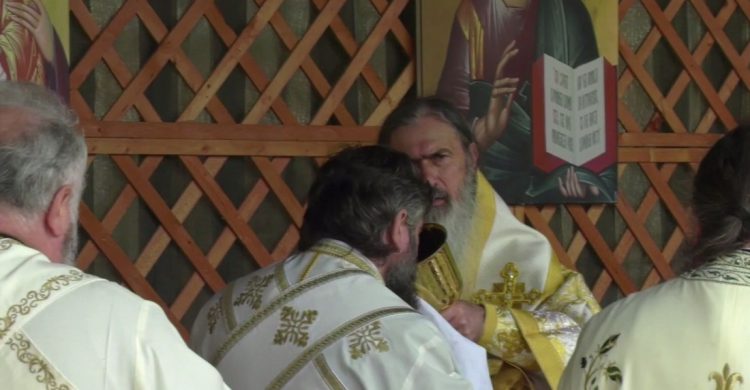 ÎPS Teodosie a împărtăşit la Constanța zeci de preoți cu același potir