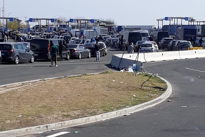 Revoltă la Vama Nădlac: Circa 200 de oameni au protestat pentru că aşteaptă ore în şir să treacă granița